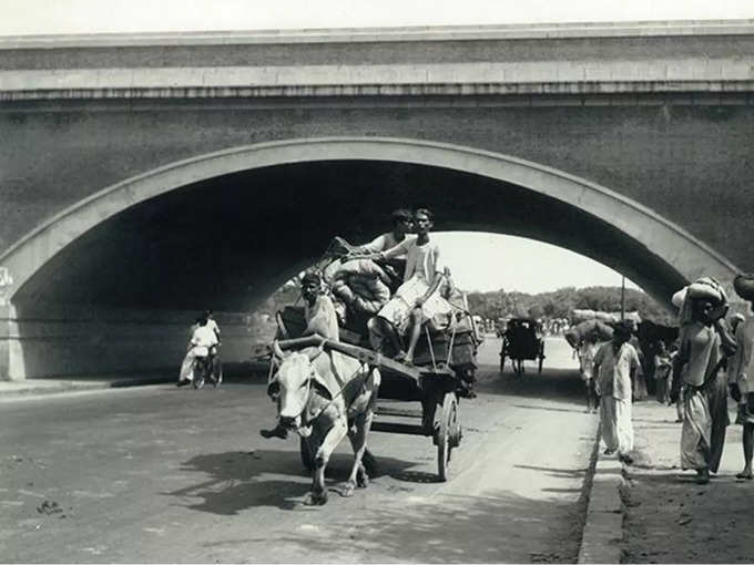 बैलगाड़ी में सामान लादकर पलायन को मजबूर