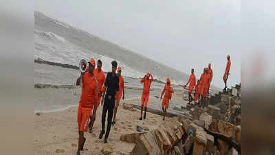 Cyclone Biparjoy: ಕೆಲವೇ ಗಂಟೆಗಳಲ್ಲಿ ಅಪ್ಪಳಿಸಲಿದೆ ಚಂಡಮಾರುತ, 74,000 ಜನರ ಸ್ಥಳಾಂತರ