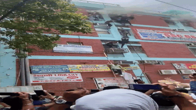 दिल्ली के मुखर्जी नगर कोचिंग सेंटर में भीषण आग, खिड़की तोड़ उतरे छात्र, 4 घायल