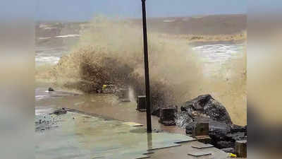 गुजरात के तट से टकराया बिपरजॉय तूफान, मांडवी में तेज हवाओं से होर्डिंग्स और पेड़ टूट कर गिरे, नैशनल हाइवे बंद