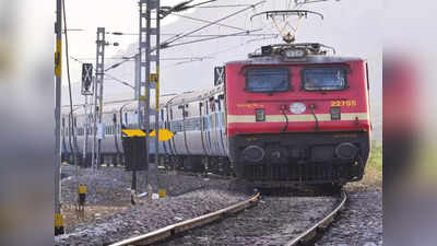 Biporjoy Cyclone: चक्रवाती तूफान बिपरजॉय का कहर! रेलवे ने कैंसिल की 99 ट्रेनें, यहां देखें पूरी डिटेल
