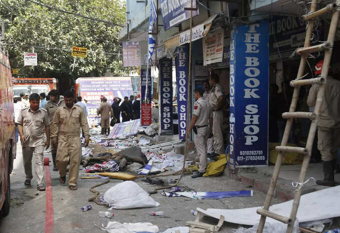 ​रद्दी की दुकान से गत्ते और गद्दे लाकर बिछाए