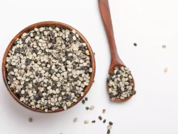 उड़द दाल से खिचड़ी बनाकर भूखे लोगों में वितरण करें