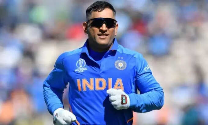 MS Dhoni, કોઈ હવાલદાર તો કોઈ ગ્રાઉન્ડ્સમેન, ધોની સહિત દિગ્ગજ ક્રિકેટર્સ પહેલા કરતાં હતા આ કામ - cricketers who did unusual jobs ms dhoni nathan lyon shane bond 5 રેલવેમાં ટિકિટ ચેક કરતો હતો મહેન્દ્ર સિંહ ધોની