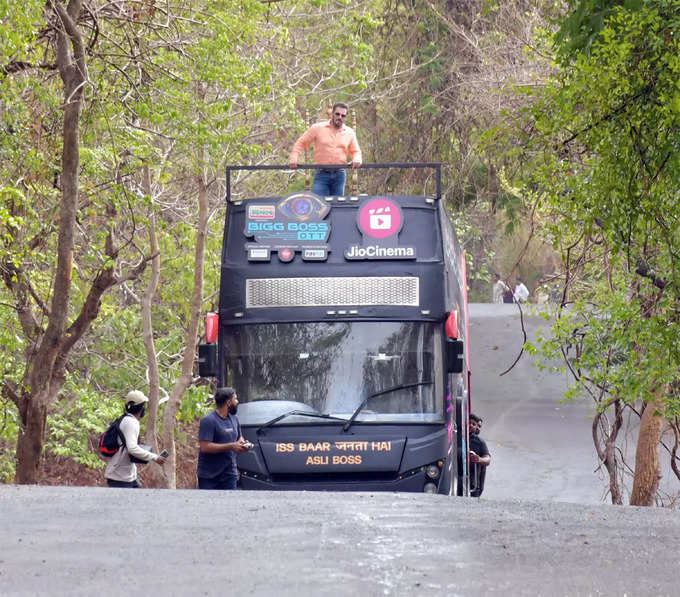 ब्लैक डबल डेकर बस के टॉप पर खड़े दिखे सलमान