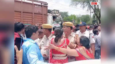 Karauli News: कैला देवी मंदिर के लिए जा रहे श्रद्धालुओं और ट्रैफिक पुलिसकर्मियों में मारपीट, सड़क पर लगाया जाम