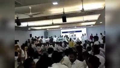 महाराष्ट्र यूथ कांग्रेस की मीटिंग में बवाल, बीवी श्रीनिवास के सामने दो गुटों के बीच जमकर चलीं कुर्सियां