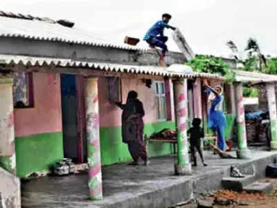 Cyclone Biparjoy Impact: કચ્છના સ્થાનિકોએ મકાનનું સમારકામ શરૂ કર્યું, અનેક લોકો છત વગરના મકાનમાં રહેવા મજબૂર 