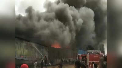 Pune Fire: पुणे में भीषण आग लगने से 20 गोदाम खाक, धुंआ-धुंआ हो गया पूरा इलाका