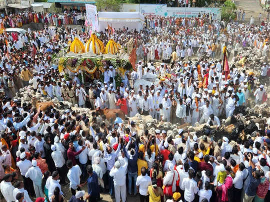 हरिनामाचा गजर, भक्तीमय वातावरण...तुकोबांच्या पालखी सोहळ्यातील मेंढ्यांचं पहिलं गोल रिंगण 