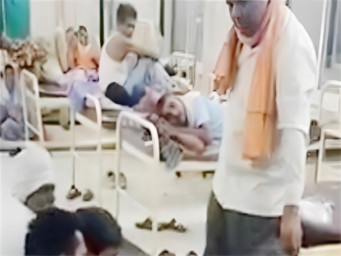 वायरल वीडियो में एक व्यक्ति मरीजों का बेड पर झाड़-फूंक करता दिखा
