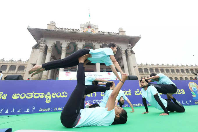 ಯುವಕ ಯವತಿಯರಿಂದ ಅದ್ಭುತ ಯೋಗ ಪ್ರದರ್ಶನ