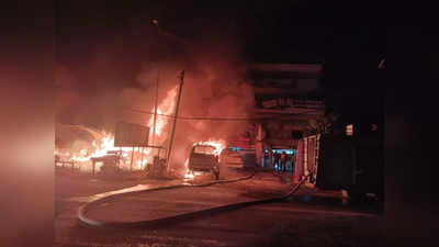 Kaushambi News: फर्नीचर दुकान में लगी भीषण आग, लाखों के सामान सहित 3 बाइक 2 कार और 1 एंबुलेंस हुई जलकर राख