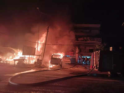Kaushambi News: फर्नीचर दुकान में लगी भीषण आग, लाखों के सामान सहित 3 बाइक 2 कार और 1 एंबुलेंस हुई जलकर राख