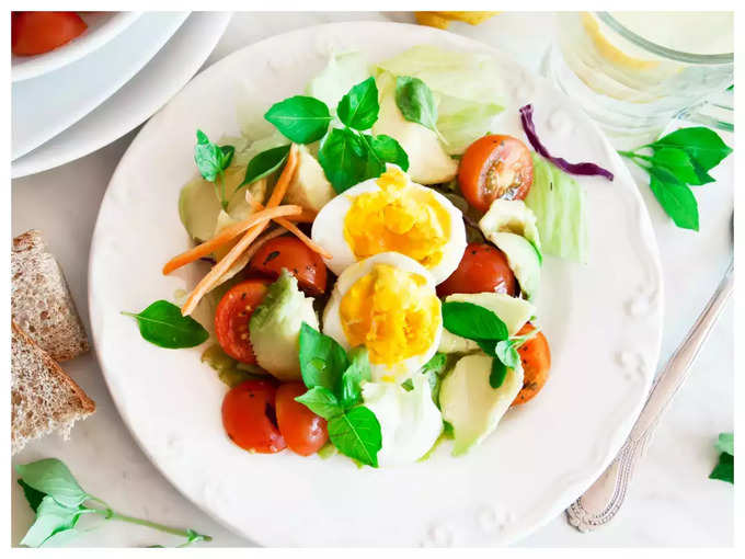 ​வேகவைத்த முட்டையுடன் நறுக்கிய காய்கறிகள் (Boiled Eggs with vegetables)