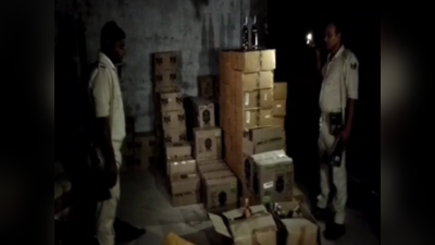 Muzaffarpur News: कुरकुरे के गोदाम में भारी मात्रा में शराब, दो तस्कर गिरफ्तार