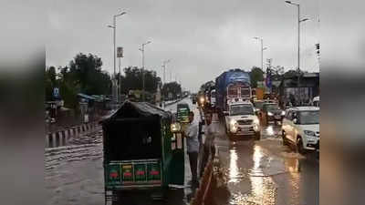 Kanpur: मोहल्ले की सड़क नहीं, ये नैशनल हाइवे का नजारा है... एक ही बारिश में भर गया इतना पानी, डूबी रही गड़ियां