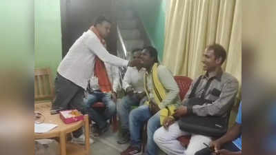 Gaya News Live Today : एनडीए में जाने का जीतन राम मांझी समर्थकों ने मनाया जश्न, एक दूसरे को खिलाए लड्डू