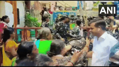 दिल्ली के मंडावली में मंदिर का अतिक्रमण हटाने पर बवाल, पुलिस से भिड़ गईं महिलाएं