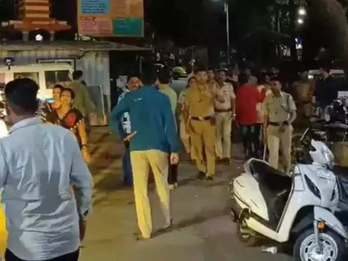 ​पुलिस ने भीड़ को तितर-बितर किया