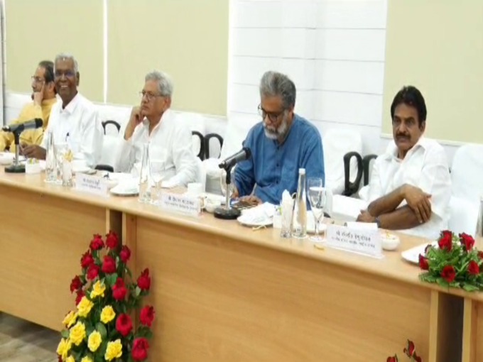 लेफ्ट नेताओं के साथ बैठे तमिलनाडु सीएम