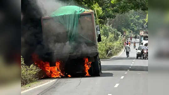 Surat Accident: સુરતના ટીંબા ગામ પાસે ડમ્પર અને બાઈક વચ્ચે અકસ્માત, 3ના ઘટના સ્થળે જ મોત, ટ્રક સળગી ઉઠી 