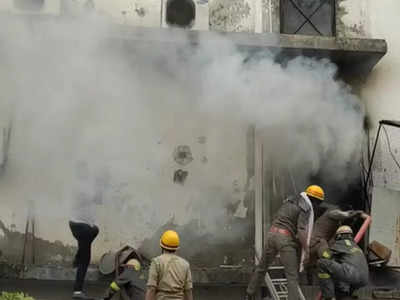 Lucknow Fire: बादशाह नगर रेलवे स्टेशन के पास कॉम्‍प्‍लेक्‍स में लगी भीषण आग, बिल्डिंग में फंसे लोग निकाले गए