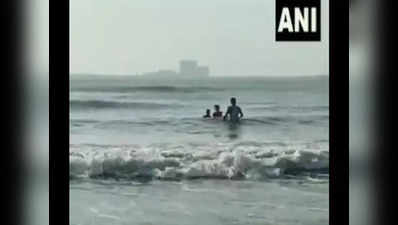 मुंबई: जुहू बीच पर डूब रहे थे दो बच्चे, अलर्ट पुलिस कॉन्स्टेबल ने बचा लिया