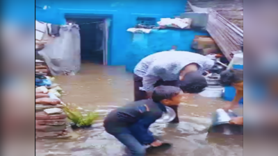 VIDEO : पहिल्याच पावसाने सोलापूरचं काय केलं पाहा, घरादारात पाणीच पाणी; वाहनंही वाहून गेली