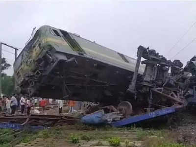 इंजिन हवेत, १२ डबे घसरले; पश्चिम बंगालमध्ये दोन ट्रेनची धडक, रेल्वे वाहतूक विस्कळीत