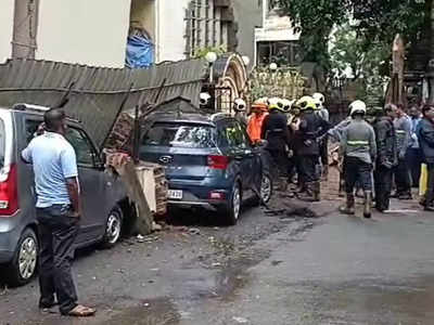 Mumbai Building Collapsed: मुंबई में इमारत का हिस्सा गिरा, बुजुर्ग महिला समेत दो लोगों के फंसे होने की खबर