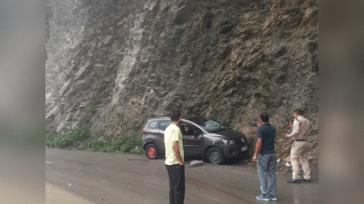 Mussoorie News Today Live: कैंपटी फाल के पास पहाड़ी से गिरा पत्‍थर, नीचे सड़क पर खड़ी कार क्षतिग्रस्‍त, ड्राइवर बुरी तरह घायल