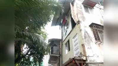 मुंबई में एक दिन में दूसरा हादसा, विले पार्ले में इमारत की बालकनी ढहने से 2 बुजुर्गों की मौत, 3 घायल