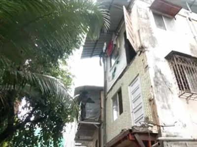 मुंबई में एक दिन में दूसरा हादसा, विले पार्ले में इमारत की बालकनी ढहने से 2 बुजुर्गों की मौत, 3 घायल