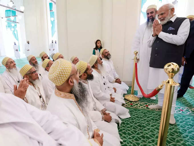Modi visits Al Hakim Mosque