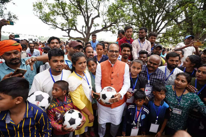 फुटबॉल खेलते बच्चों के बीच मुख्यमंत्री