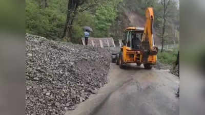 Uttarakhand Landslide: भारी बारिश से ऋषिकेश-गंगोत्री हाइवे पर गिरा पहाड़ का मलबा, रास्ता बंद