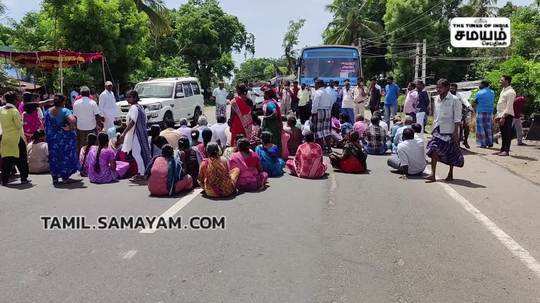 road blocked by public to condemn the municipal administration