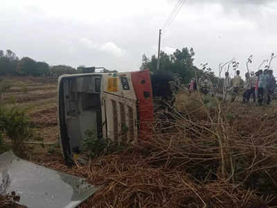 Dharashiv : समोर आलेल्या जीपला वाचवताना ST बस उलटली, अपघातात २३ प्रवासी जखमी
