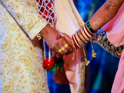 UP: Mirzapur में बारात लेकर दरवाजे पर पहुंचा दूल्हा, दुल्हन ने शादी से इनकार कर उसके छोटे भाई के साथ लगाए फेरे