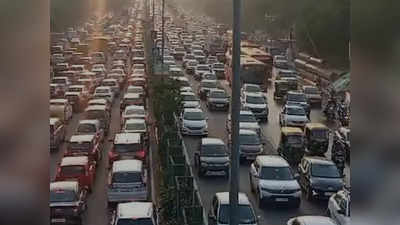 Delhi Traffic Jam News: झमाझम बारिश से जाम हो गई दिल्ली, धौला कुआं, IIT फ्लाई ओवर पर लगी गाड़ियों की कतार