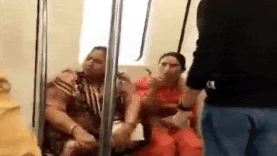 VIDEO: इतनी आग लगी है तो घर जाकर करो... Delhi Metro में कपल और आंटियों के बीच हुई लड़ाई