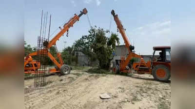 Udham Singh Nagar: 3 महीने कड़ी मशक्कत के बाद सैकड़ों साल पुराने त्रिवेणी वृक्ष का 2 KM दूर रिप्लांटेशन हुआ सफल