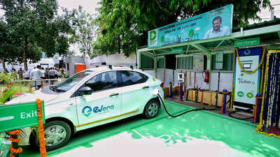दिल्ली में EV की संख्या बढ़ते देख 42 नए चार्जिंग स्टेशन शुरू