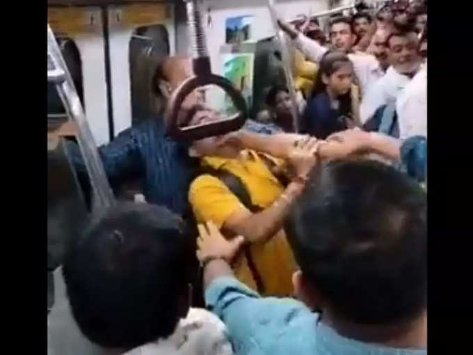 यात्रियों से भरी मेट्रो में जब भिड़ गए दो लोग
