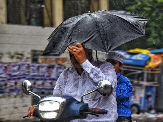 झमाझम बारिश, सड़कों पर भरा पानी... दिल्ली-नोएडा में बदले मौसम की ये तस्वीरें तो देखिए 