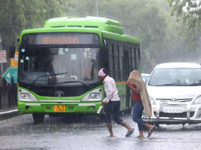 तेज बारिश से ट्रैफिक प्रभावित