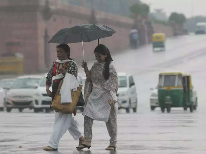 दिल्ली में जमकर बरस रहे हैं बदरा 