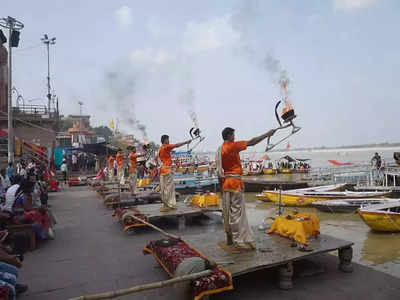 Varanasi: लगातार बारिश ने काशी में बढ़ाया गंगा का जलस्तर, 20 MM प्रति घंटे की है रफ्तार, घाट किनारे बढ़ी चिंता