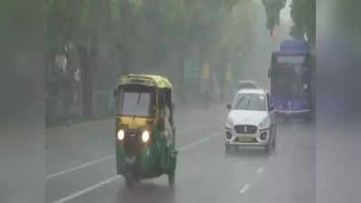 तेज बारिश के बीच दिल्ली में दर्दनाक हादसा, सड़क पर भरे पानी में गिरा ऑटो ड्राइवर, मौत